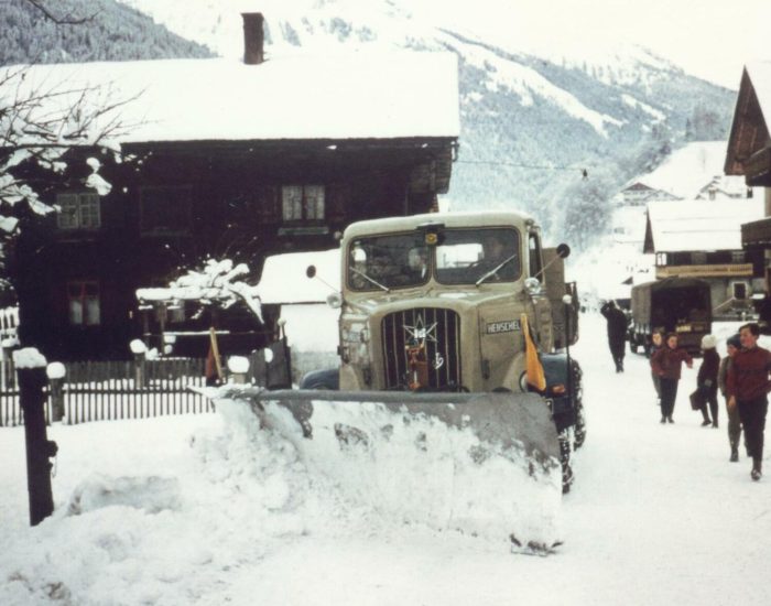 1958 - 1 LKW mit Schneepflug in der Ge. Gaschurn